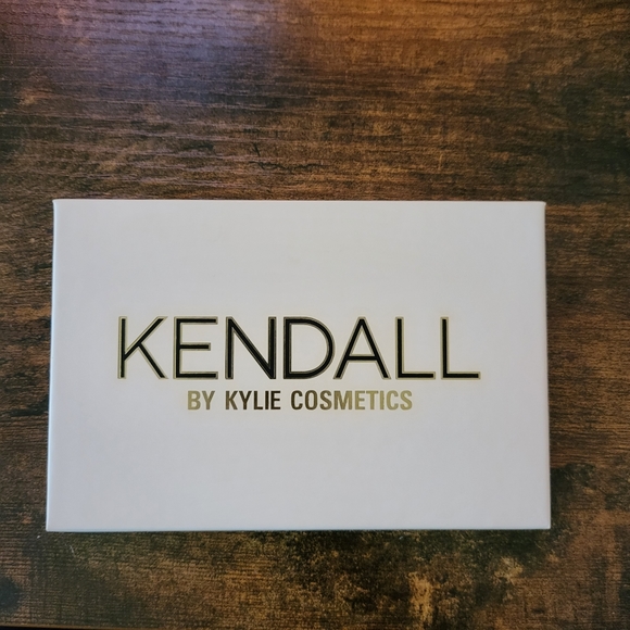 Kylie Cosmetics Kendall Pressed Powder Pallette - Picture 2 of 4